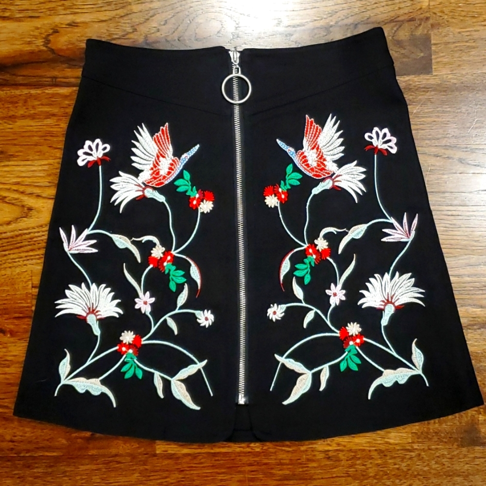 Womens Umgee black embroidered floral zip  up skirt size M